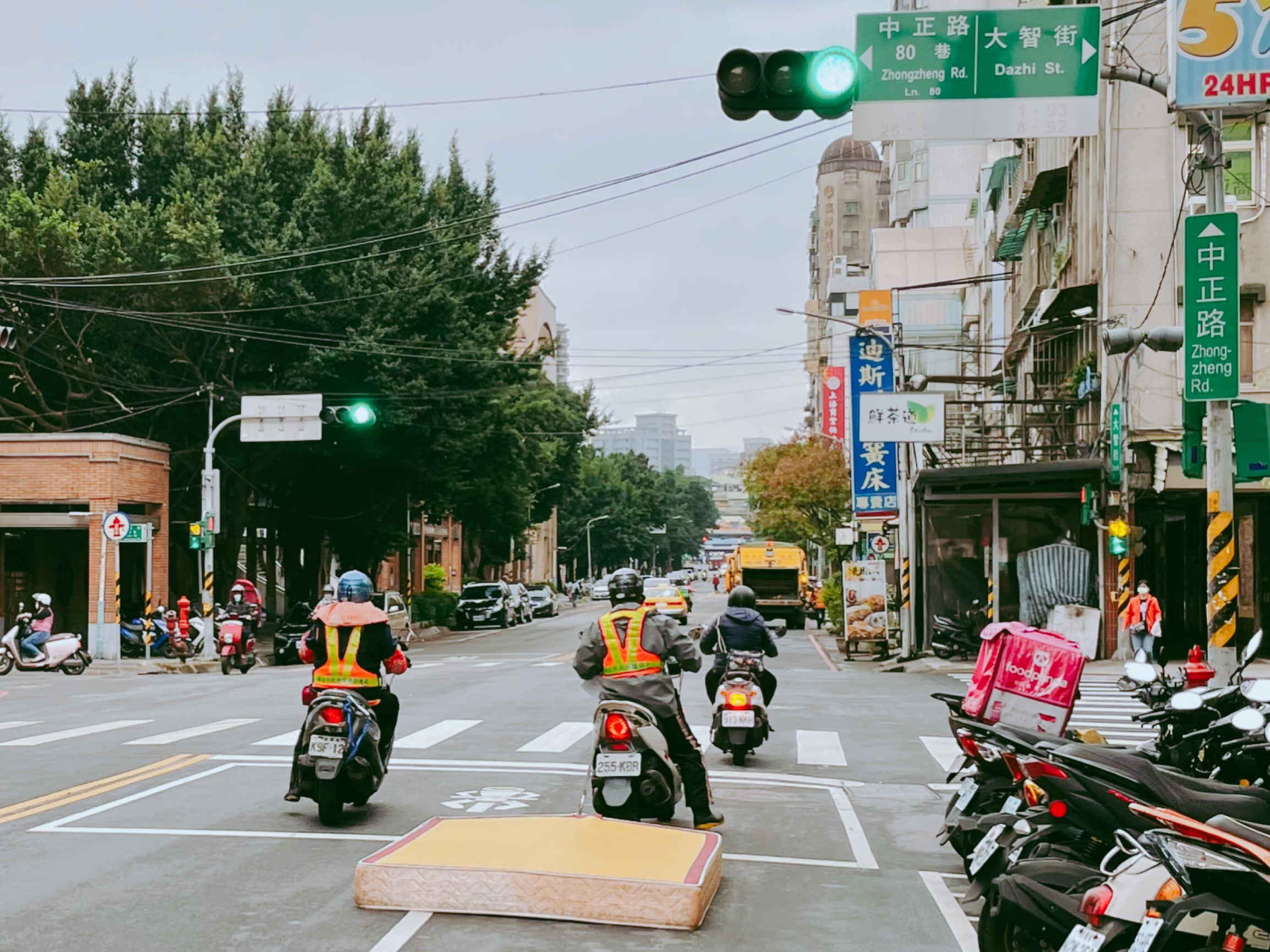 在路上「遛」彈簧床？真相太厲害